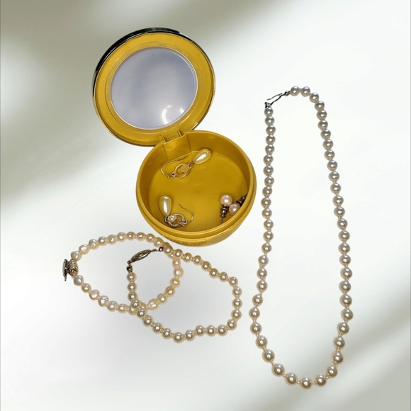 Elegant Pearl Necklace with Yellow Jewelry Box - Picture 4 of 12